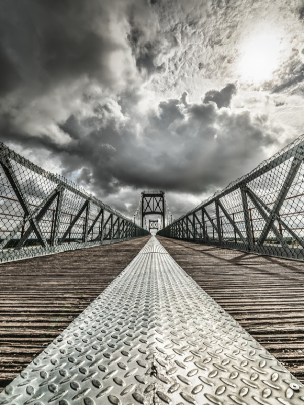 Photo du Pont Suspendu de Tonnay-Charente, prise de vue depuis le sol du pont.