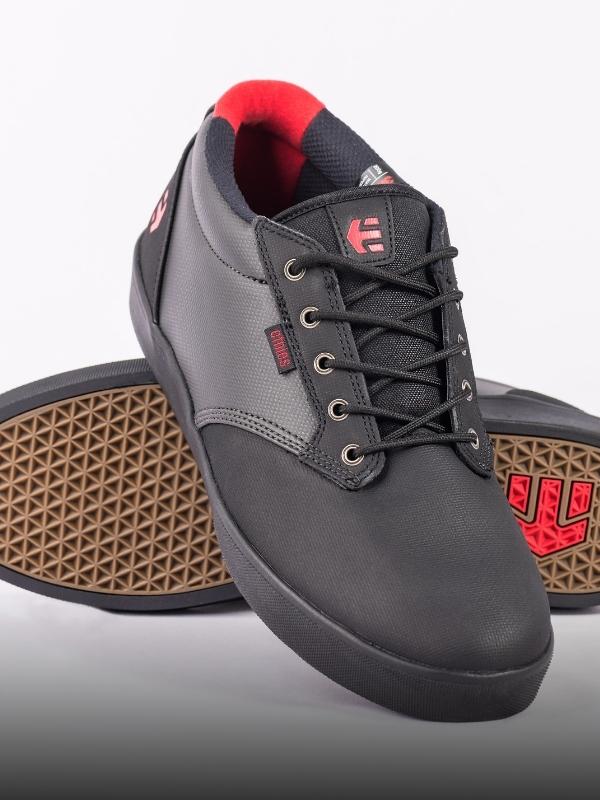 Photo de chaussures ethnis, prise de vu en studio sur fond blanc.