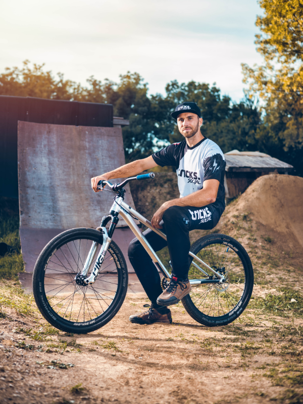 Photo portrait de Pierre Colsenet, assit sur son vtt slopestyle.