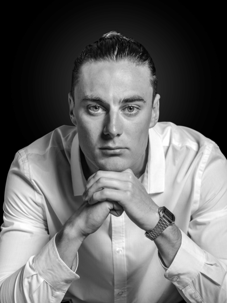 Portrait corporate en noir et blanc d'un homme - fond noir - headshot professionnel
