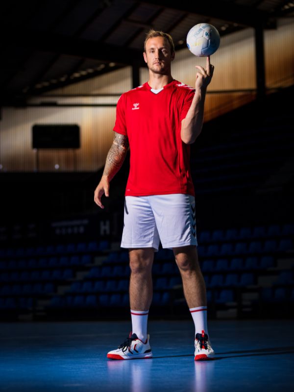 Photographie Portrait Sportif Valentin Porte Joueur professionnel de Handball à Montpellier pour communication d'entreprise textile Hummel