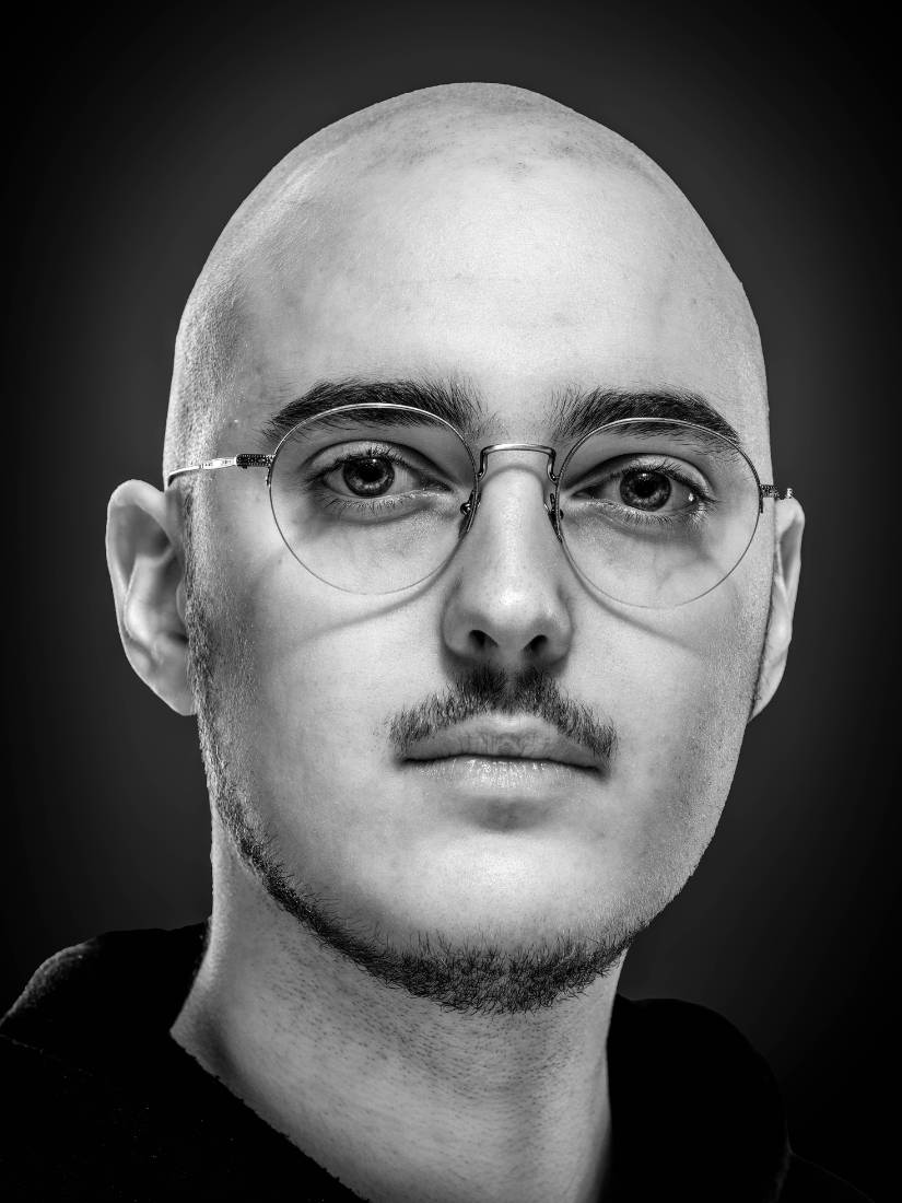 Portrait corporate en noir et blanc d'un homme - fond noir - headshot professionnel
