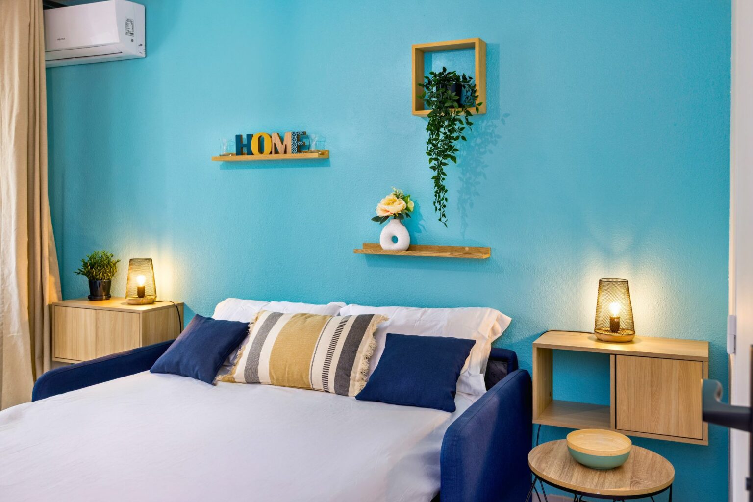 Séjour d'une location courte durée photographié pour Airbnb