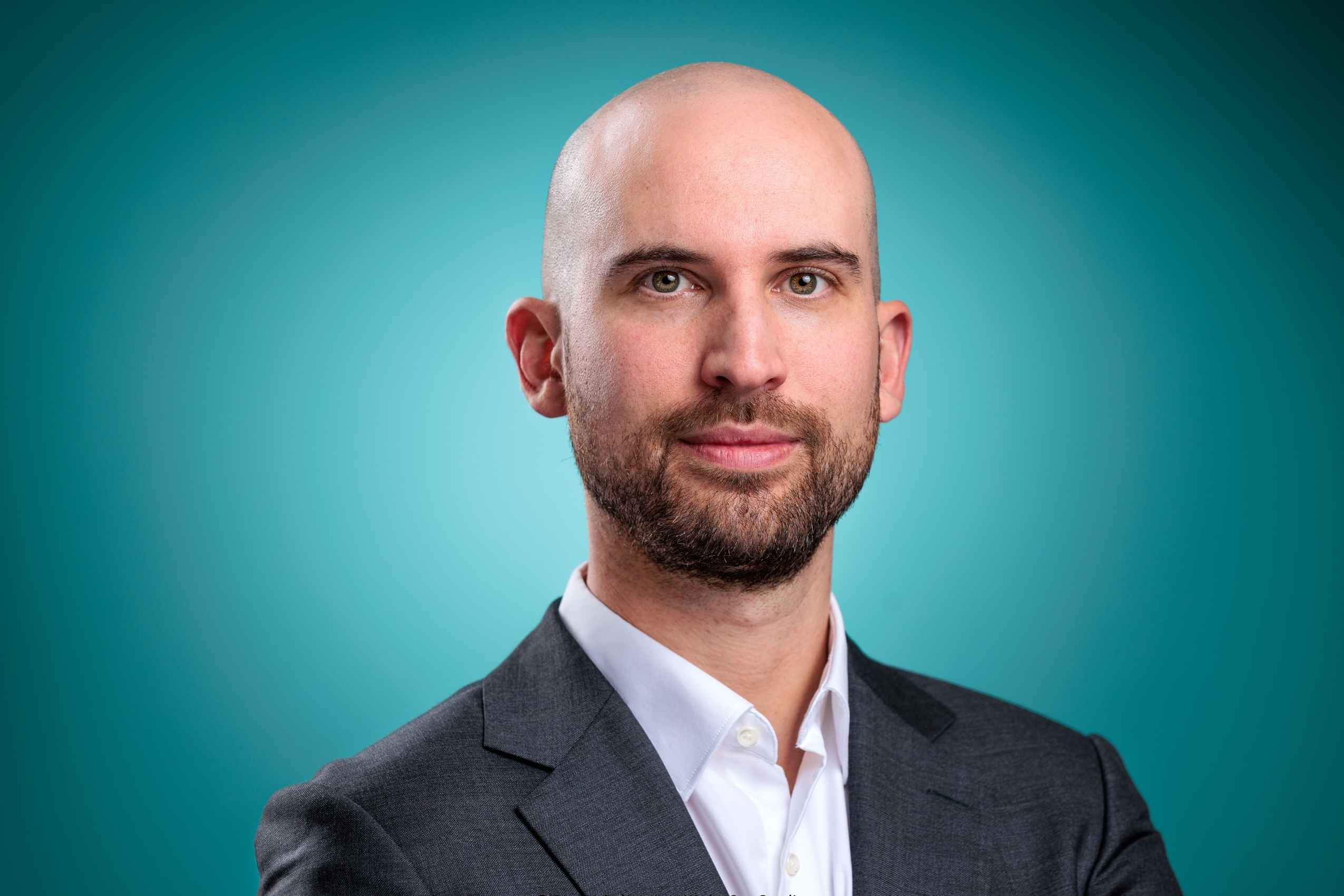 Portrait headshot professionnel masculin sur fond bleu - Photographe Pierre Colsenet