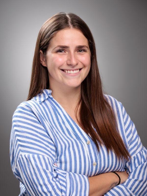 Portrait professionnel féminin sur fond studio gris - Sourire naturel - Photographe Pierre Colsenet