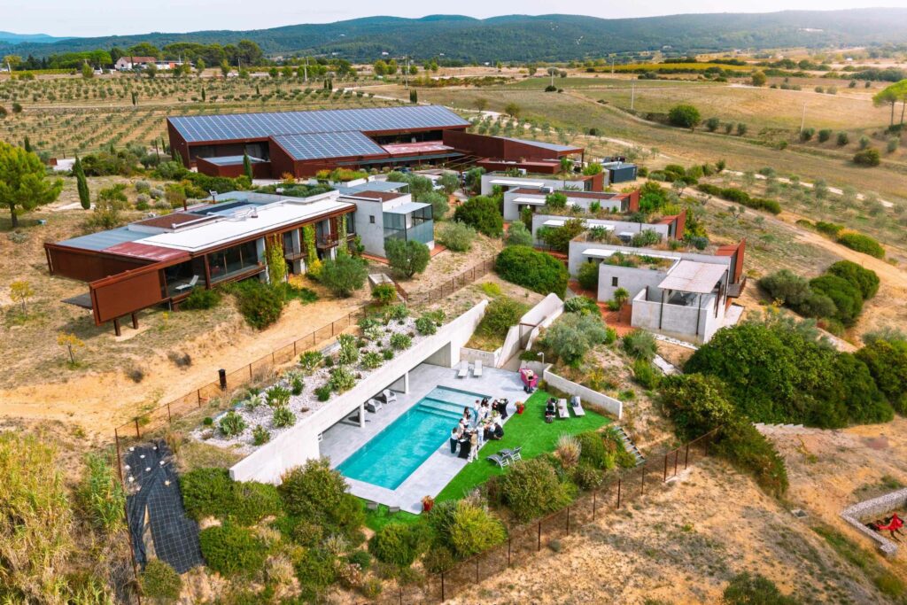Vue aérienne au drone d'un domaine avec piscine