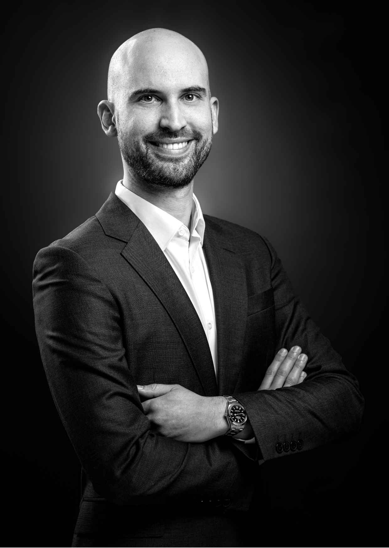 Portrait corporate masculin en noir et blanc, fond studio sombre - Photographe Pierre Colsenet