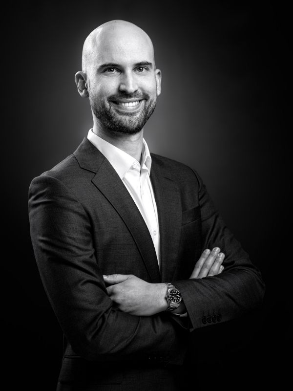 Portrait corporate masculin en noir et blanc, fond studio sombre – Photographe Pierre Colsenet