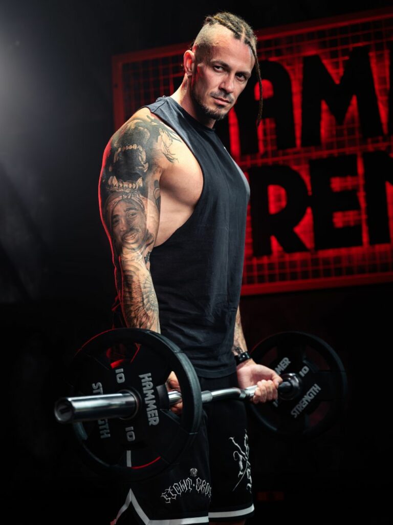 Portrait d'un coach sportif dans sa salle