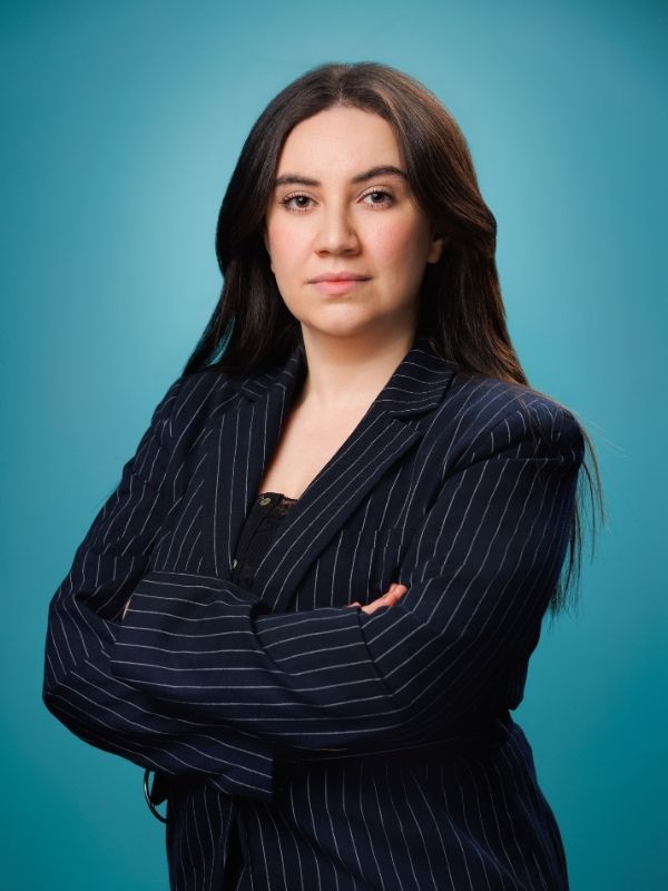 Portrait corporate professionnel en studio - femme dirigeante d'entreprise sur fond turquoise signature Pierre Colsenet à Montpellier