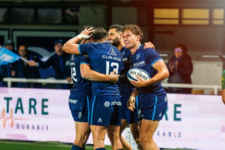 Joueurs de rugby célébrant un essai