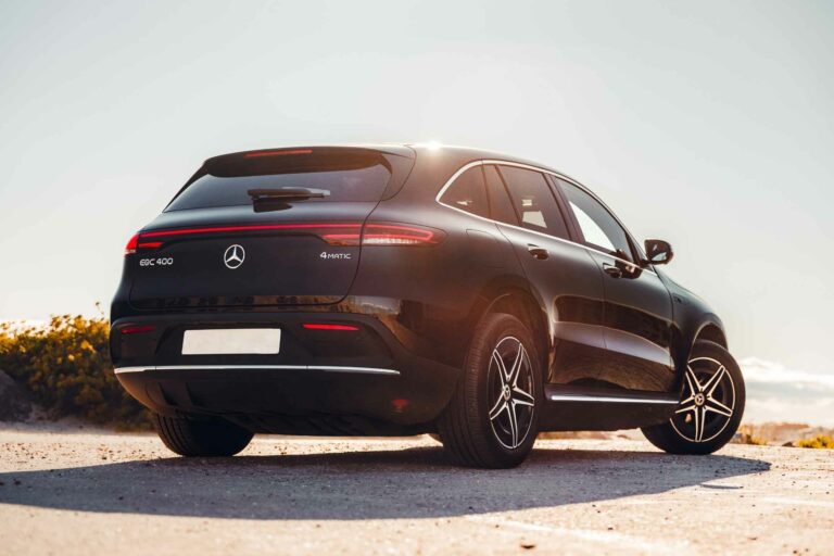 Mercedes noire de trois quarts arrière au coucher du soleil, photographie automobile pour un chauffeur VTC à Montpellier