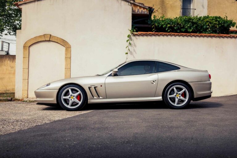 Ferrari 550 Maranello grise de profil devant une façade en pierre, photographie automobile pour Artcurial Motorcars