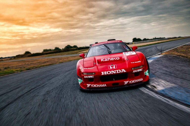 Rolling shot d'une Honda NSX GT2 rouge en livrée Le Mans sur circuit au coucher du soleil, photographe automobile à Montpellier