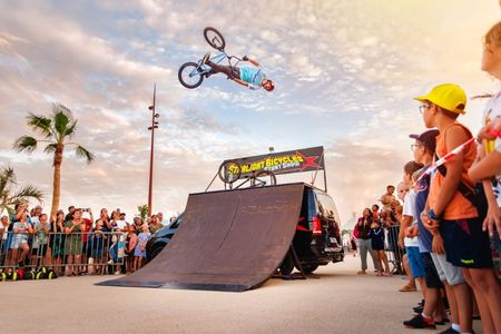 Rider BMX en figure aérienne