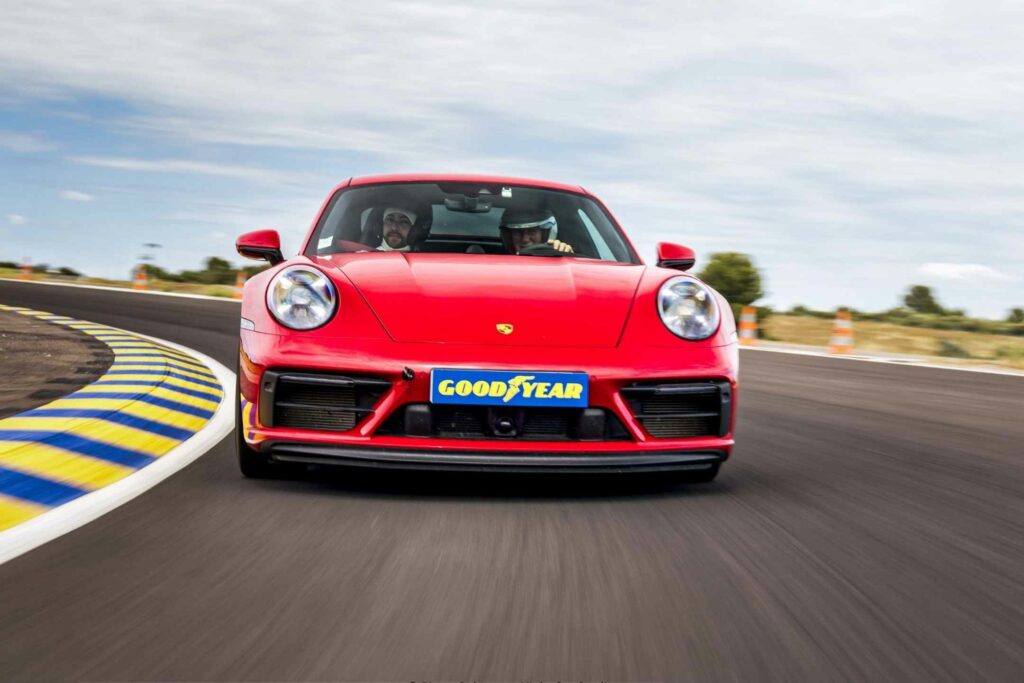 Porsche 911 rouge sur circuit