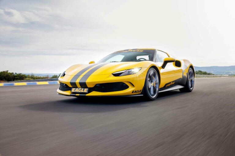 Rolling shot d'une Ferrari 296 GTB jaune à bandes noires de trois quarts avant sur circuit, photographie réalisée pour Goodyear