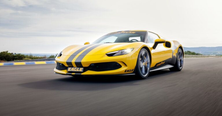 Rolling shot d'une Ferrari 296 GTB jaune sur circuit pour Goodyear, photographe automobile à Montpellier