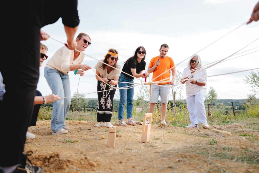 Participants qui rient pendant un team building