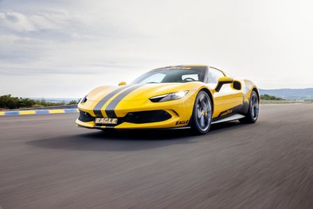 Ferrari jaune photographiée sur circuit