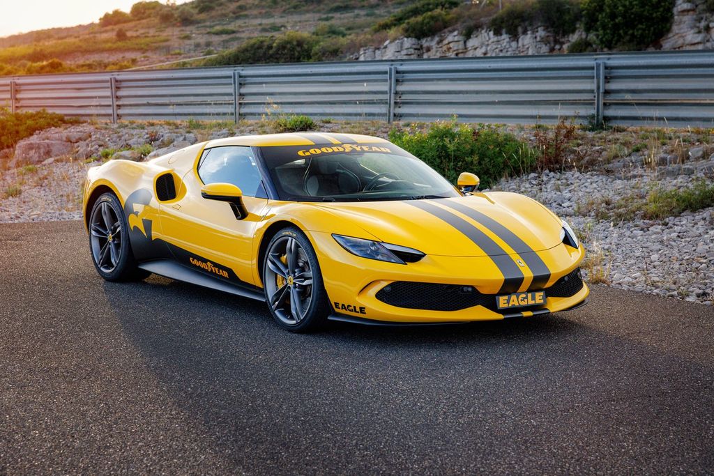 Ferrari jaune aux couleurs Goodyear sur un vibreur du circuit de Mireval