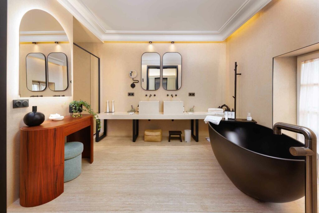 Salle de bain haut de gamme avec baignoire noire