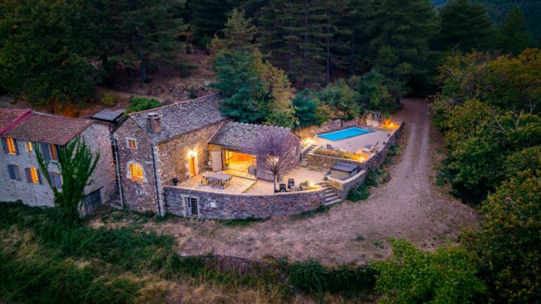 Domaine de deux mas cévenols à Génolhac vu au drone au crépuscule
