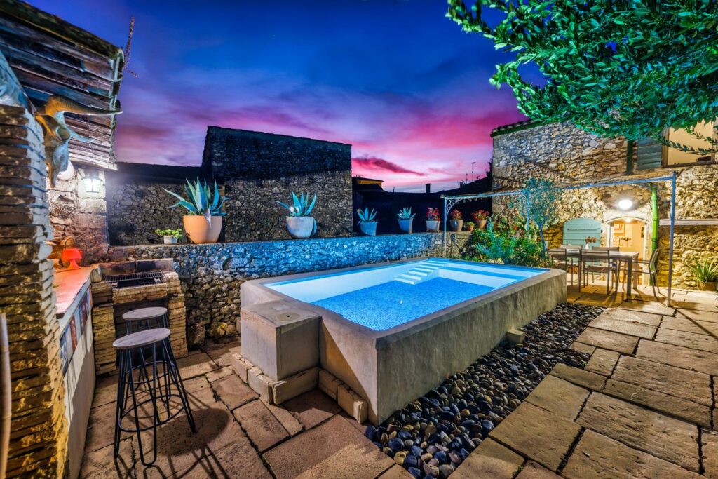 Cour et piscine hors-sol le soir, maison de caractère à Dions