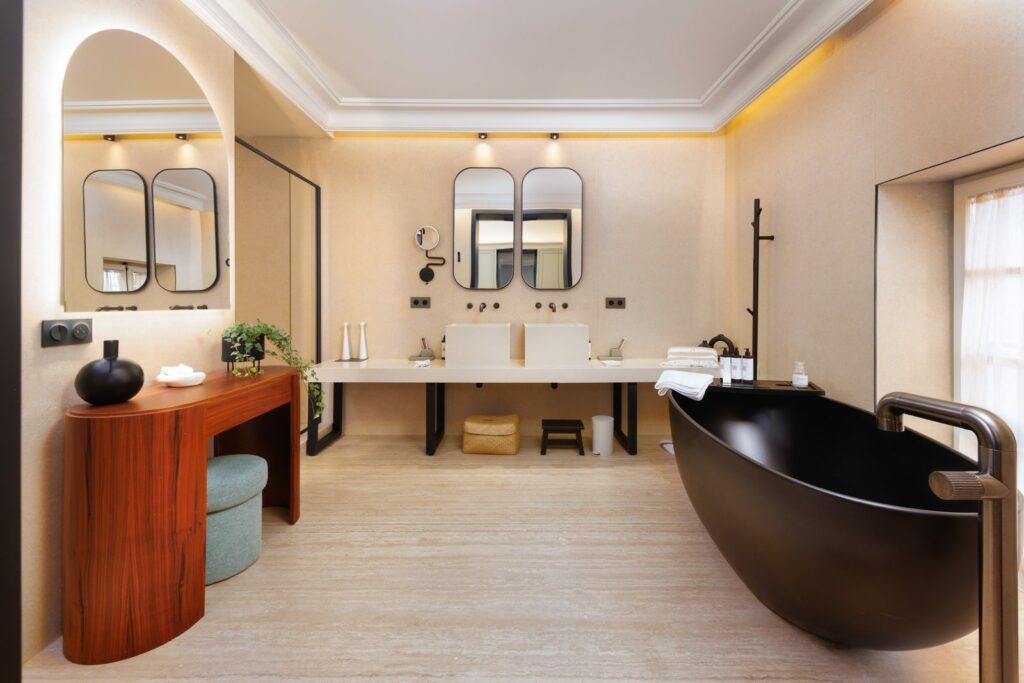 Salle de bain du château Pimo avec baignoire îlot noire et double vasque