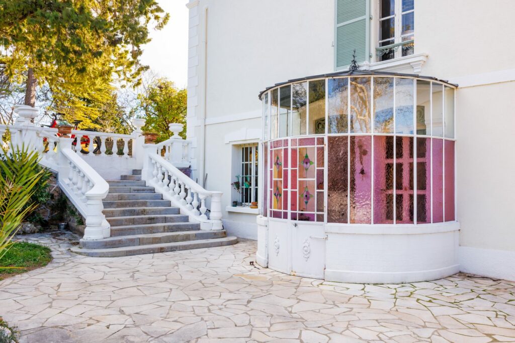 Verrière et perron en pierre du château Pimo