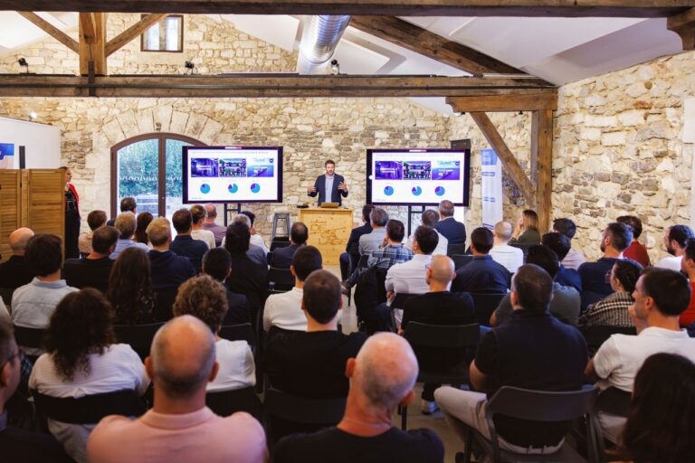 Salle de conférence voûtée en pierre au Domaine Decalage pendant l'événement Océasoft, photographe séminaire Montpellier