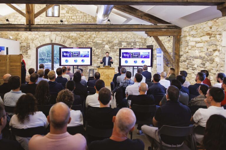 Salle de conférence voûtée en pierre au Domaine Decalage pendant l'événement Océasoft, photographe séminaire Montpellier