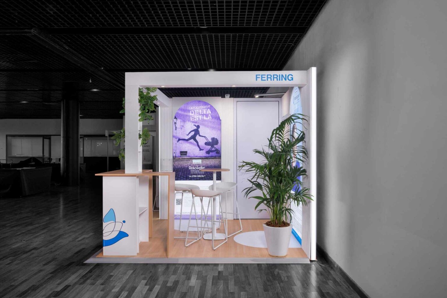 Stand Ferring au Corum en flambient avec isolation chromatique : stand en couleurs fidèles, hall en noir et blanc