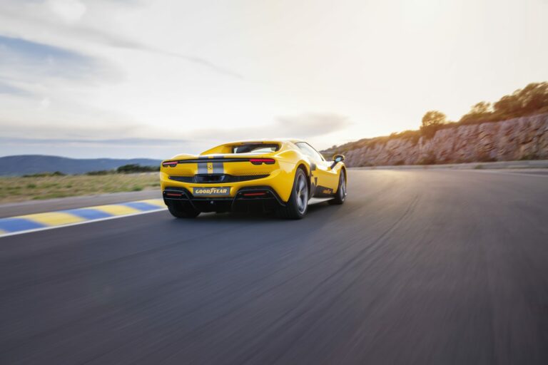 Rolling shot d'une Ferrari jaune Goodyear en mouvement sur le circuit de Mireval