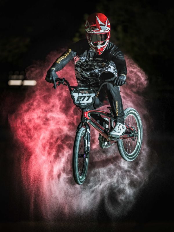 Photographie Sportive Artistique Bmx Race - Effet Backlight rouge avec projection de matière