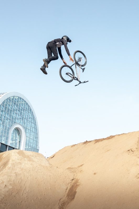 Pierre Colsenet en compétition internationale de VTT Freestyle - Première mondiale en VTT - Nothing Bike Frontflip en VTT sur un Commencal Absolut